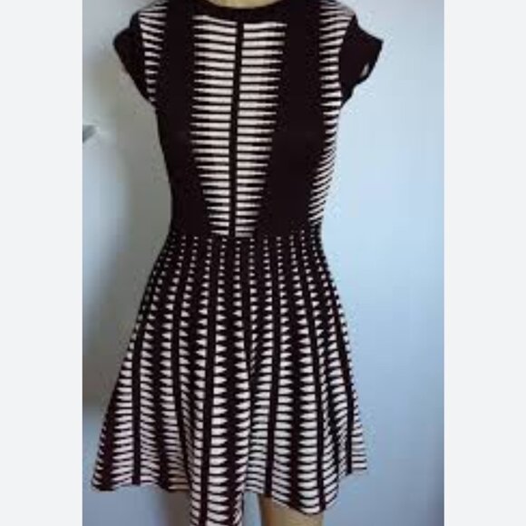 Zara Women’s Black & White Abstract Knit A-Line Mini Dress – Size M - Picture 5 of 5